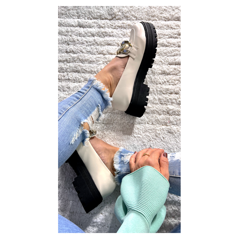 Mocassim Feminino Tratorado Napa Off White Com Corrente