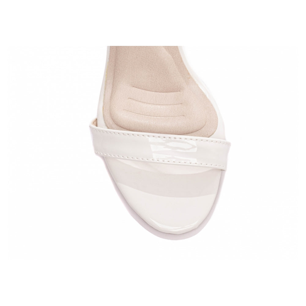 Sandalia Verniz Off White com Fivela de Ajuste Dourada