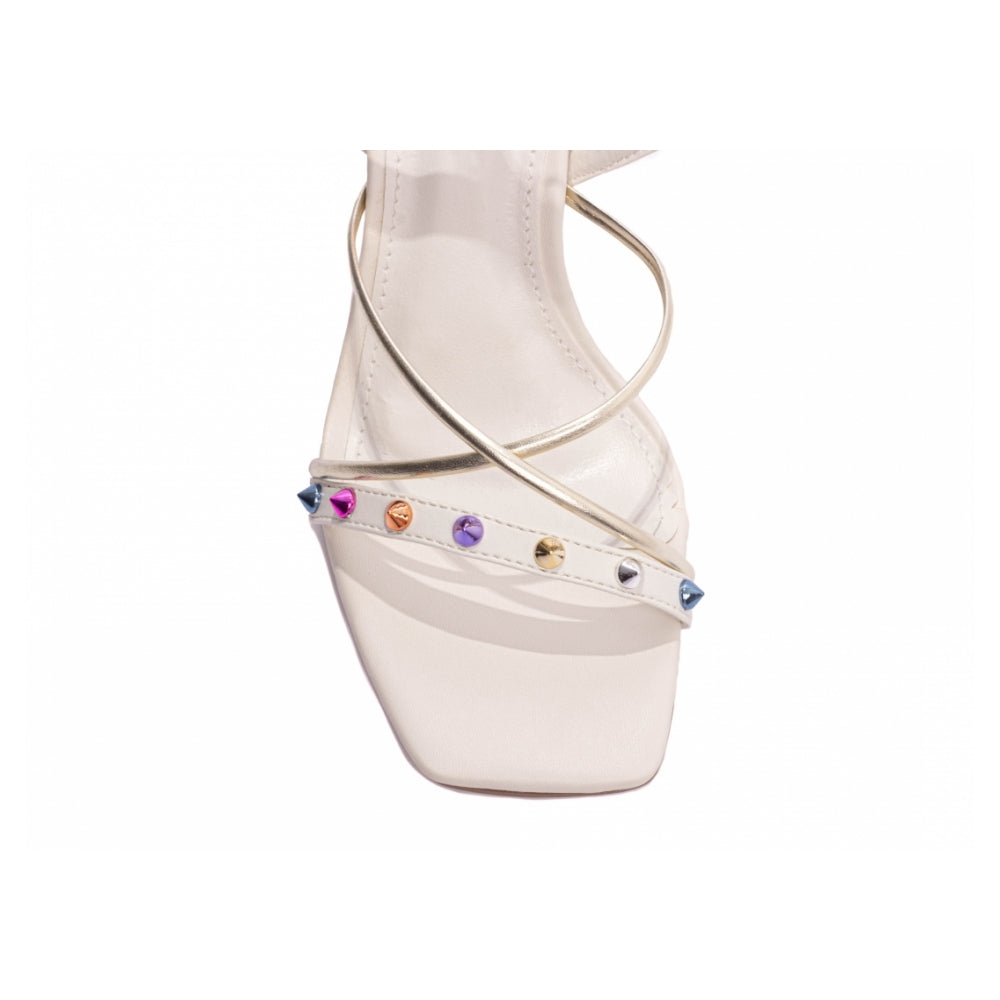 Sandália de Napa Off White com Fivela de Ajuste Prata e Apliques Spike Coloridos