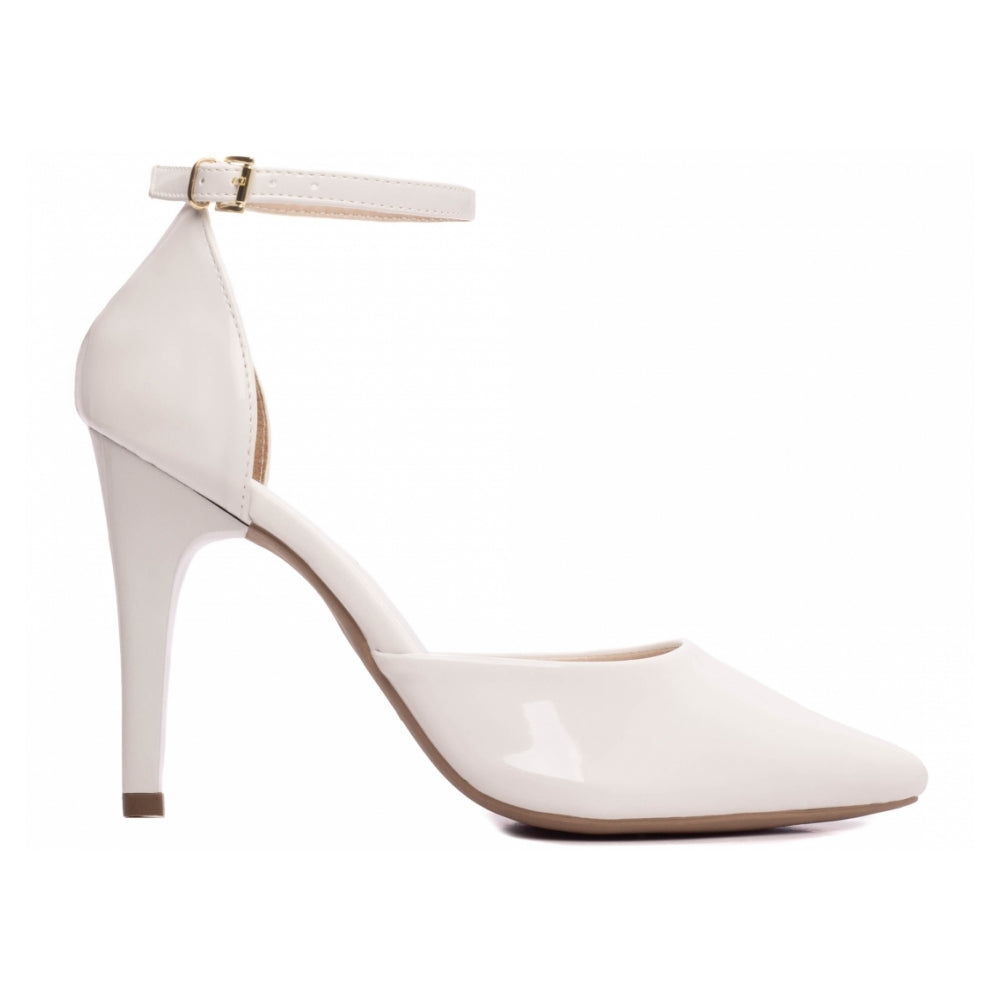 Scarpin em Verniz Off White com Fivela de Ajuste