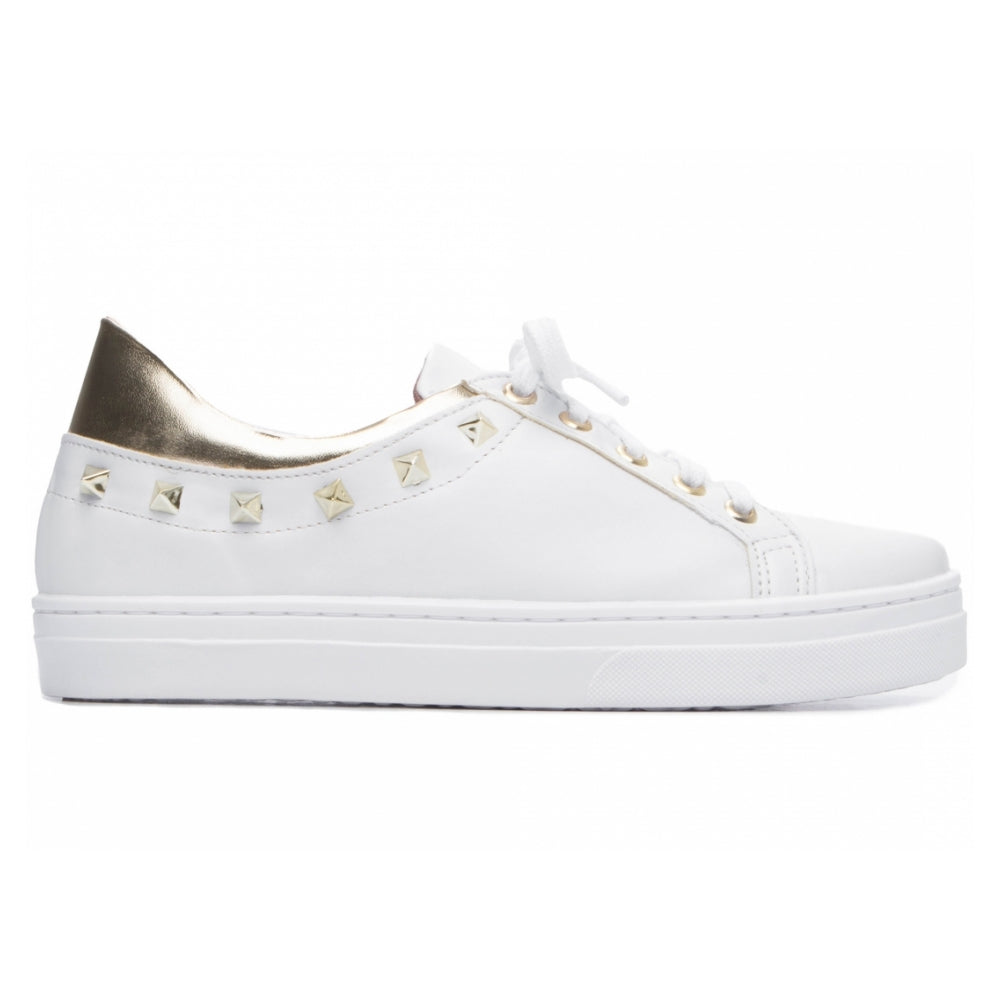 Tênis em Napa Branco com Spikes Dourado