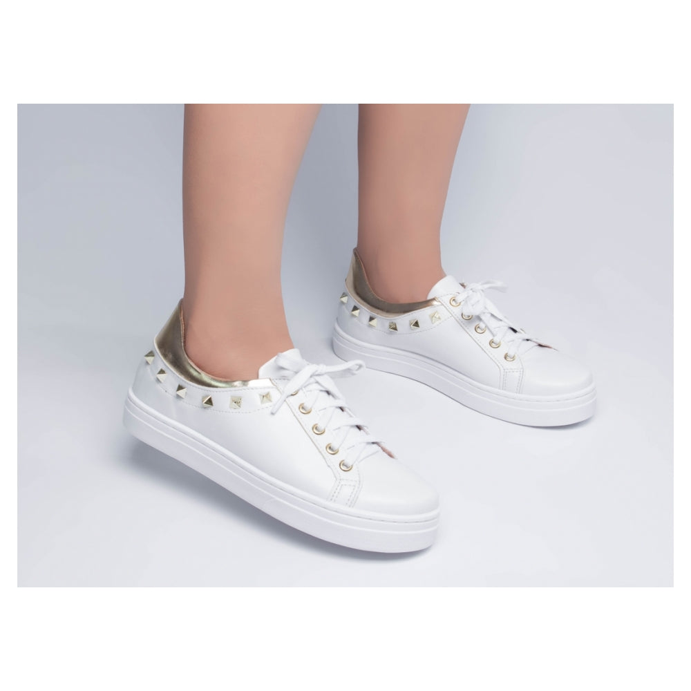 Tênis em Napa Branco com Spikes Dourado