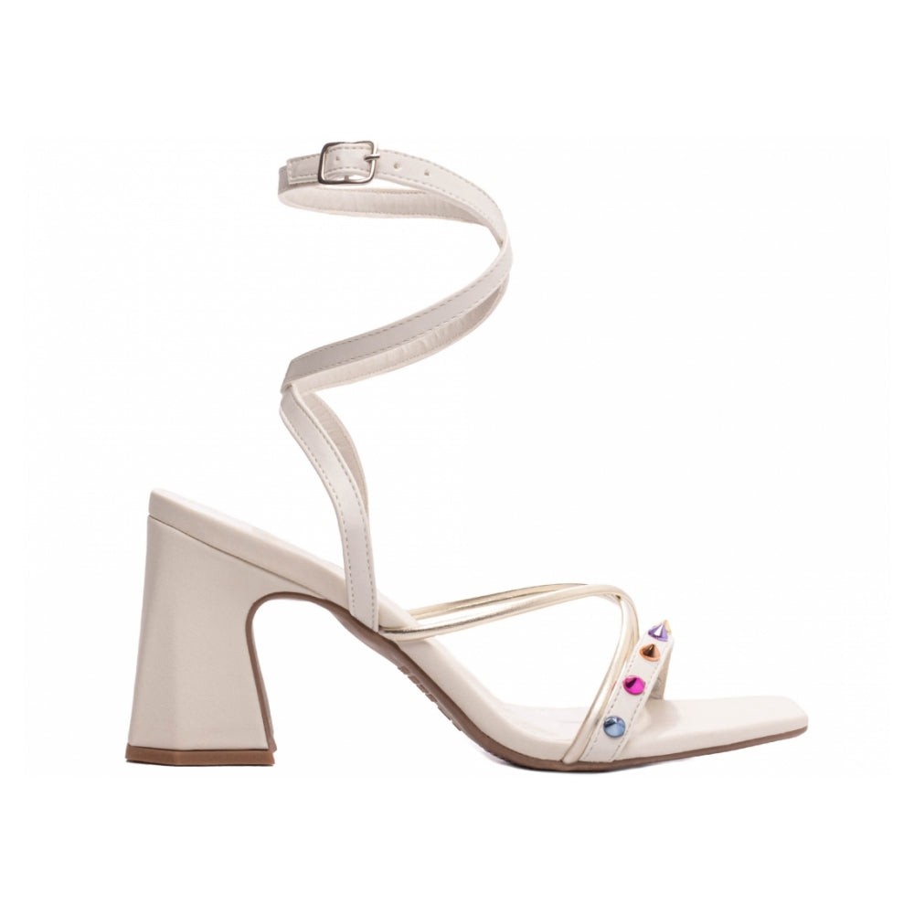 Sandália de Napa Off White com Fivela de Ajuste Prata e Apliques Spike Coloridos