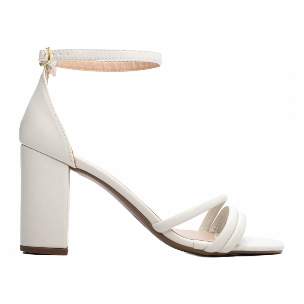 Sandália de Napa Off White com Fivela de Ajuste na Cor Ouro Light