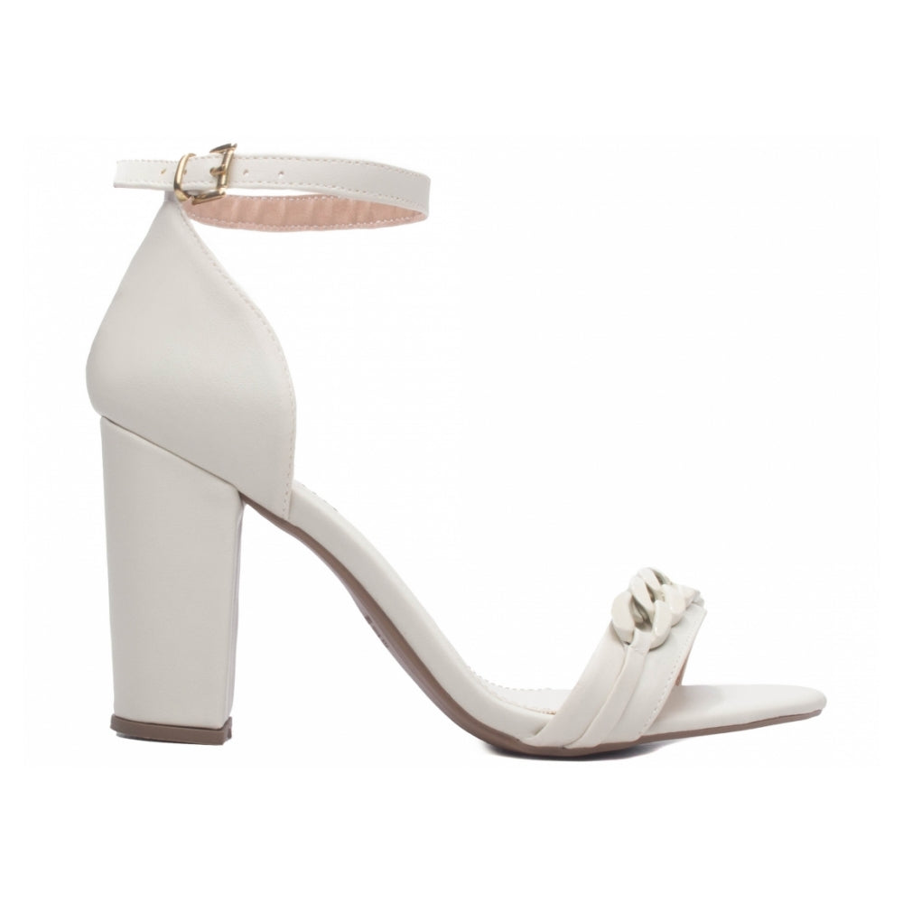 Sandalia Feminina em Napa Off White com Detalhes de Fivela Ouro Light e Enfeite em ABS Off White